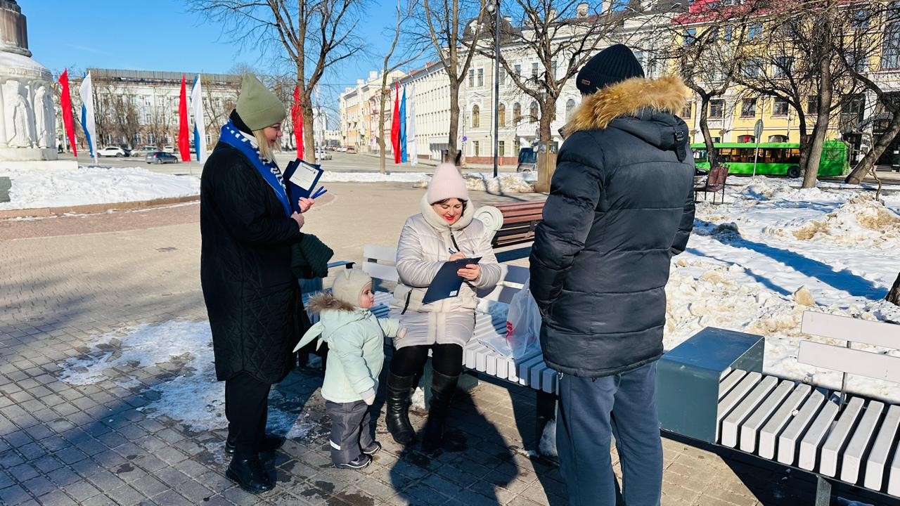 Волонтёры Почты и Молодёжный совет Псковского областного профсоюза отправили более 100 поздравительных открыток участникам СВО.