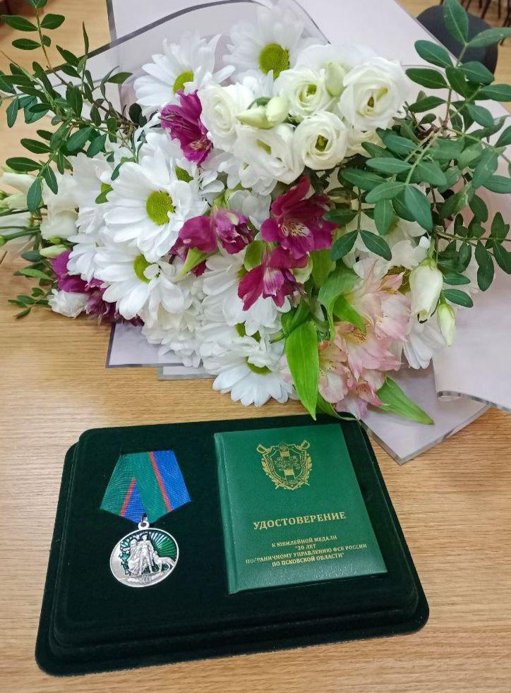Главу округа наградили медалью.