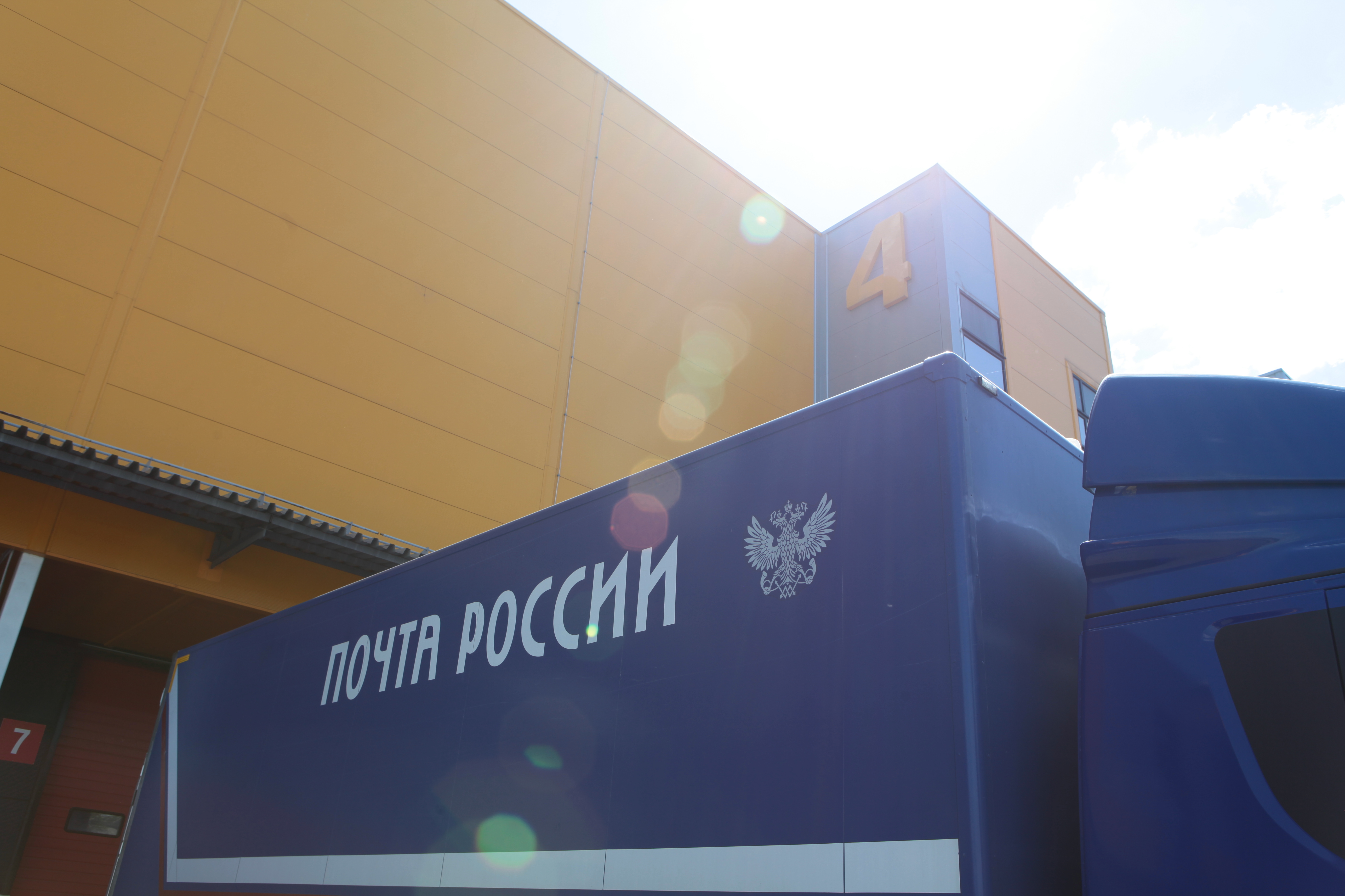 Посылки в Китай Почтой России стали на 30% дешевле.